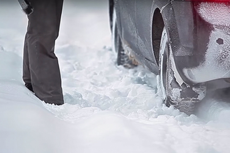 TRAGEDIJA NA SNEŽNOJ ZABAVI Otac poginuo na sankanju sa decom kod Modriče