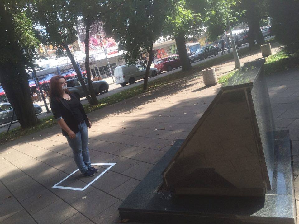 OKOM KAMERE: Nepomično i sa trakom preko usta (FOTO) (VIDEO)