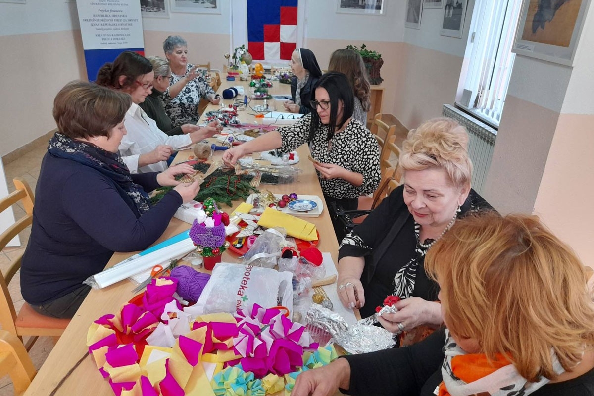 DOBOJ: Čarobnim ukrasima spojili tradiciju i moderno