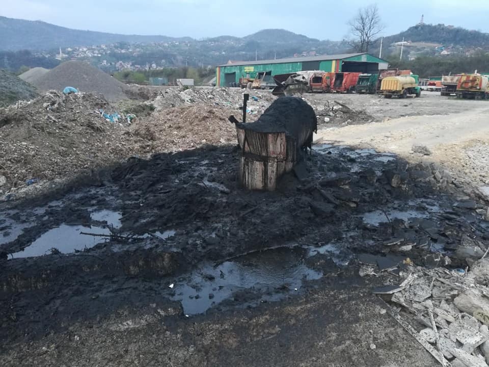NEVJEROVATNO: Komunalno preduzece godinama gura otpad i otpadne materije u rijeku Bosnu! (VIDEO) (FOTO)