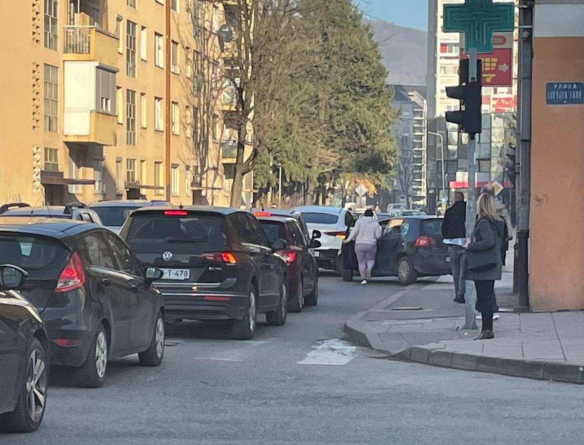 DOBOJ: Saobraćajna nezgoda na raskrsnici u centru grada izazvala velike gužve
