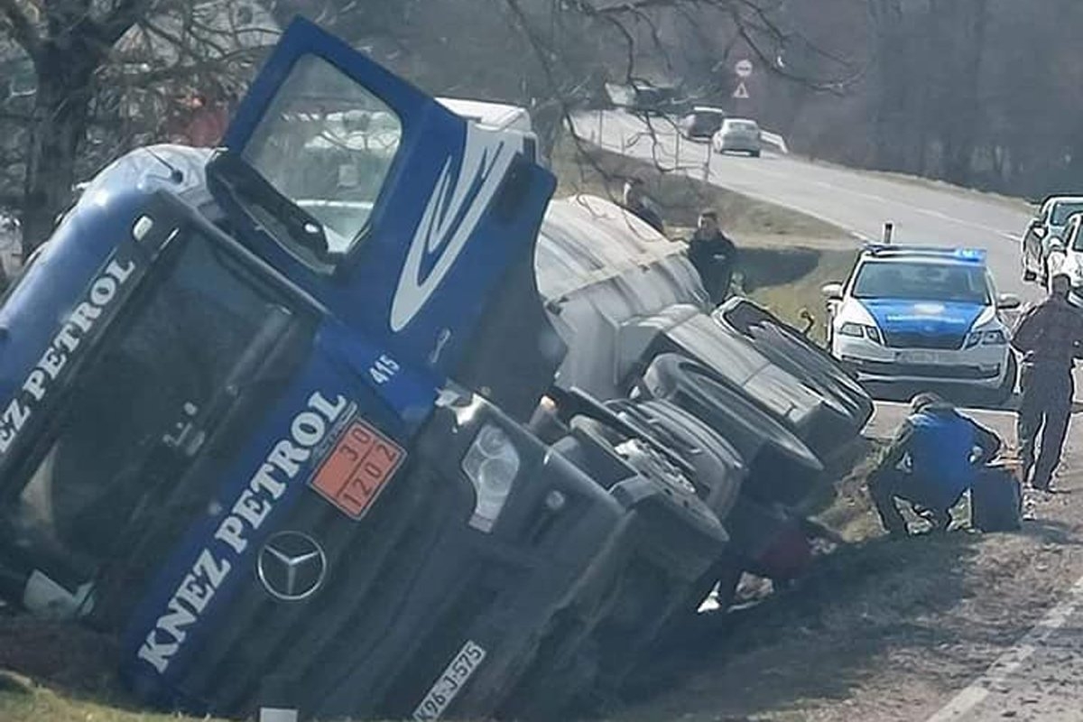 DOBOJ: Prevrnula se cisterna u kanal pored puta
