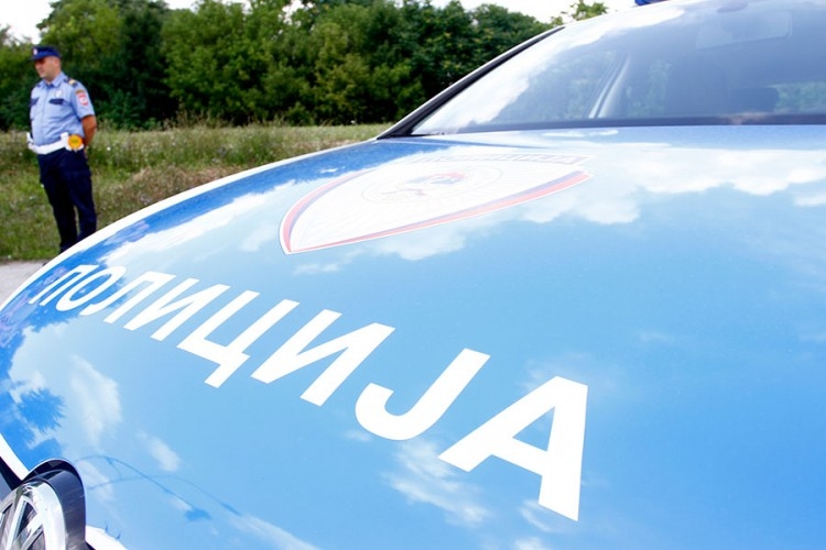 DOBOJ: Maloljetnik napao dva druga iz razreda u holu škole