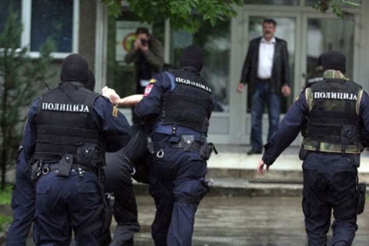 U AKCIJI "TROJKA" UHAPŠENI PRESUĐENI KRIMINALCI: Provaljivali i krali dok su čekali robiju