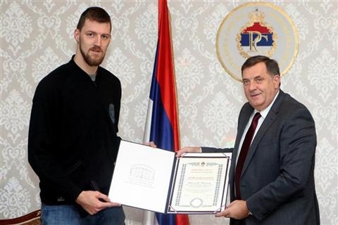 DOBOJ: Dodik uručio Kuzmiću plaketu za afirmaciju Srpske (VIDEO)