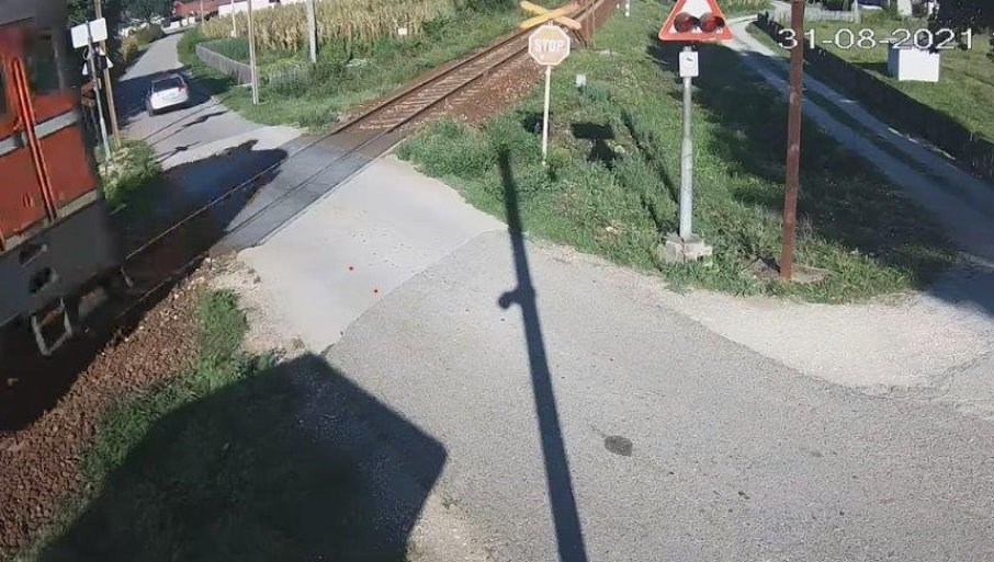 DOBOJ: Umalo kobni sudar sa vozom