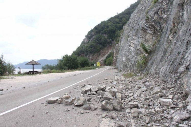 PUTEVI: Oprez zbog mogućih odrona
