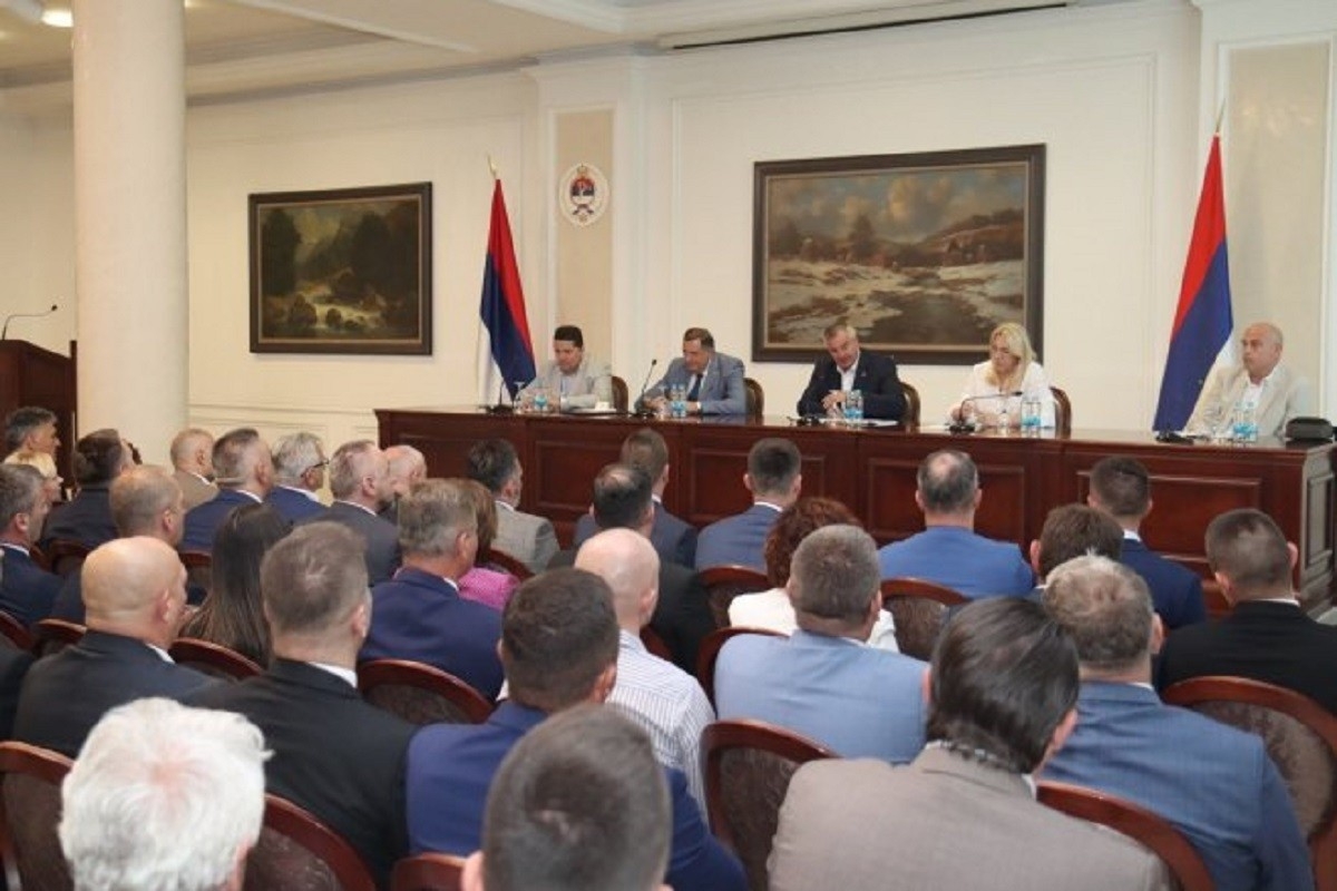 VODA DOŠLA DO GRLA: Idu teški ekonomski dani, Dodik traži od poltrona da stegnu kaiš!?