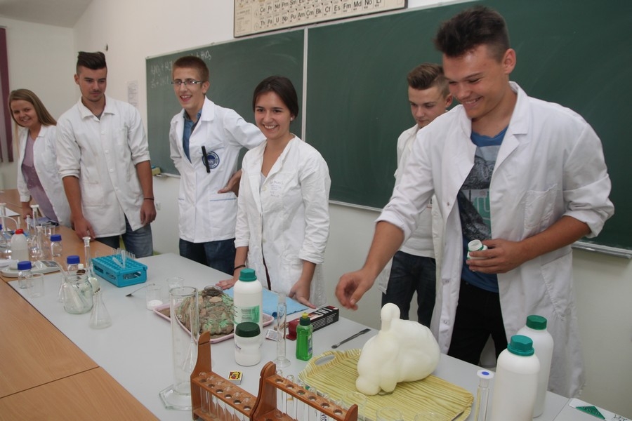 ŠKOLAMA POGOĐENIM POPLAVAMA OPREMLJENI KABINETI: “Hemija je zabavna, pogotovo kad imamo opremu!” (FOTO)