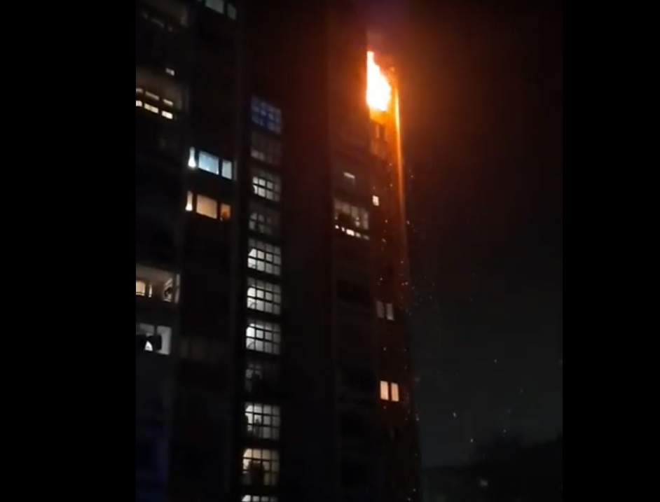 POŽAR U DOBOJU: Gori stan na jedanaestom spratu solitera (VIDEO)