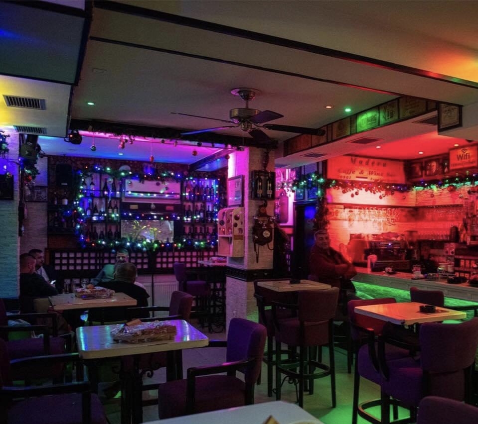 OGLAS ZA POSAO: Caffe & Wine bar "Madera" zapošljava konobara/icu