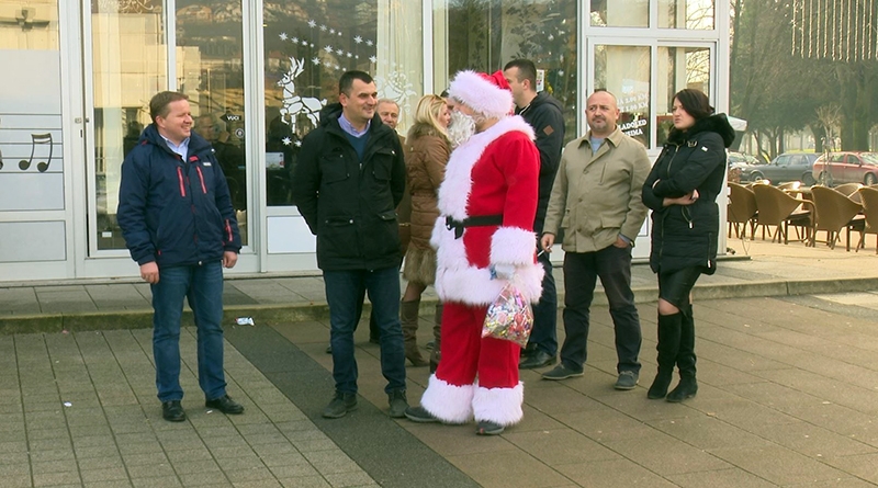 DOBOJ: Mladi SDS-a tradicionalno dijelili badnjake i jabuke
