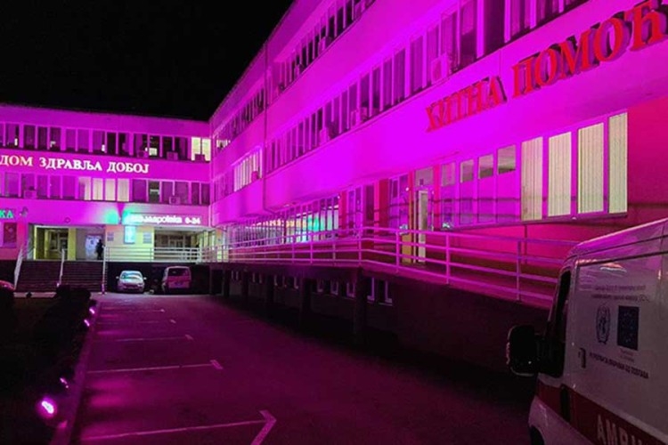 DOBOJ: Dom zdravlja osvijetljen roze bojom