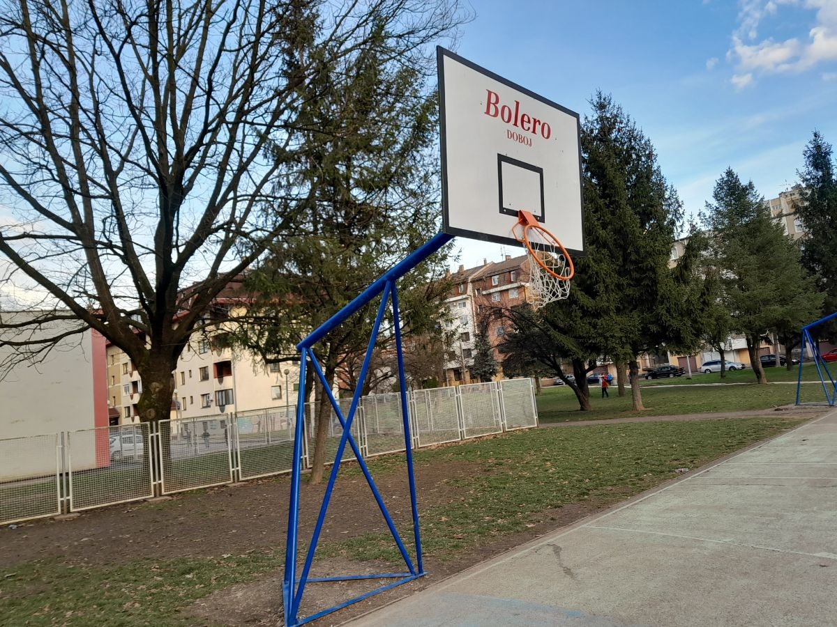 BAHATOST I PRIMITIVIZAM SE NASTAVLJAJU: Polomljen koš kod škole "Sv. Sava". (FOTO)