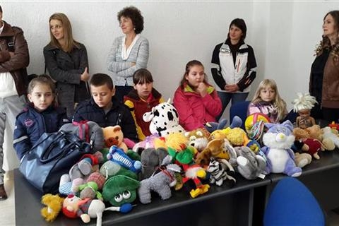 DOBOJ: Uručene igračke za djecu iz višečlanih porodica