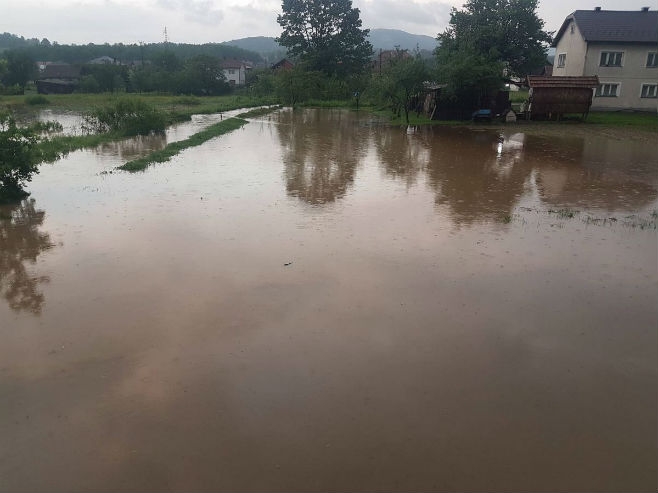 DOBOJ: Јako nevrijeme zahvatilo Srpsku, vanredno u Petrovu