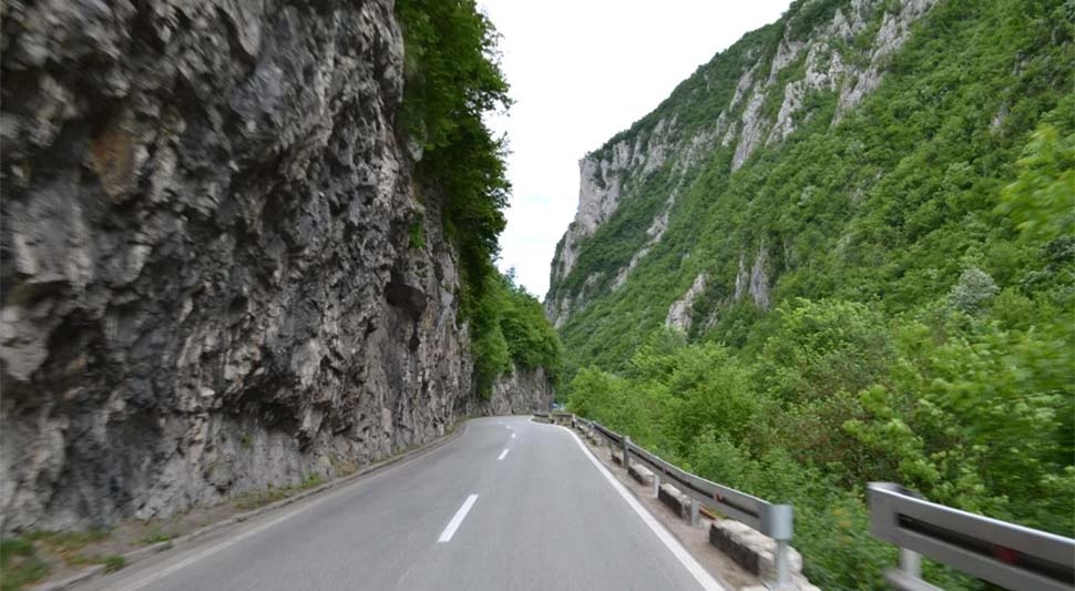 PUTEVI: Udari vjetra na području Kneževa, obustava saobraćaja u kanjonu Tijesno
