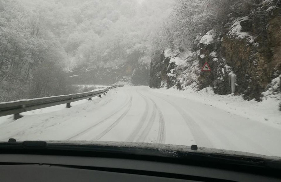PUTEVI: Snijeg usporava saobraćaj u višim predjelima