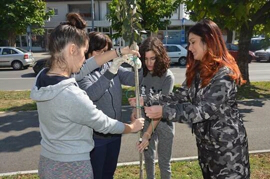 DOBOJ: Volonterska akcija čišćenja i uređenja malog parka (FOTO)