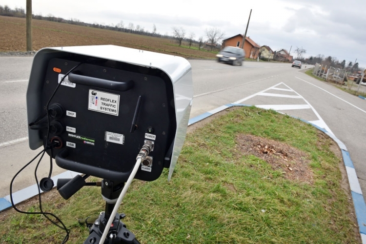 DOBOJSKI INFO UPOZORAVA: Vozači usporite, „Dual“ radar kontroliše brzinu kretanja vozila
