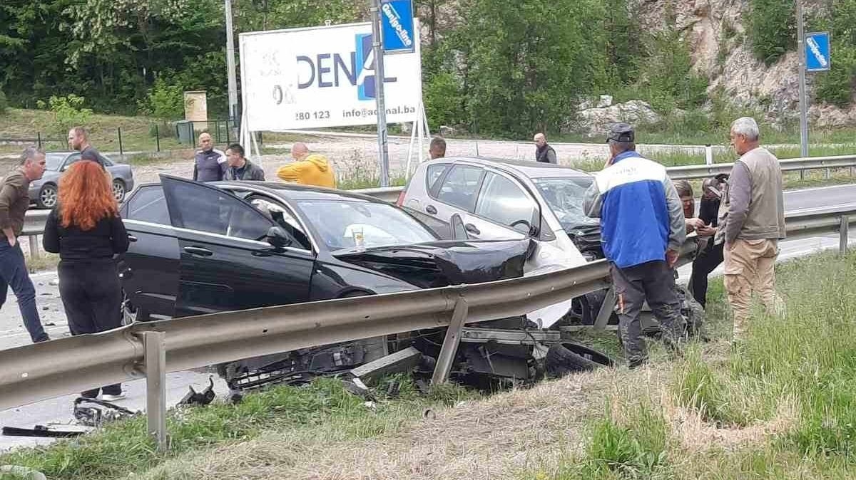 TRAGIČAN SUDAR KOD DOBOJA: Žena poginula, dvoje lakše povređeno