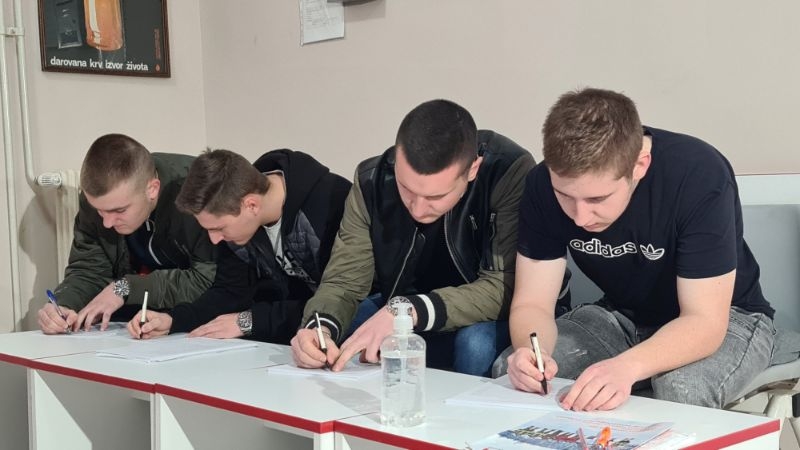 DOBOJ: Srednjoškolci organizovano daruju krv
