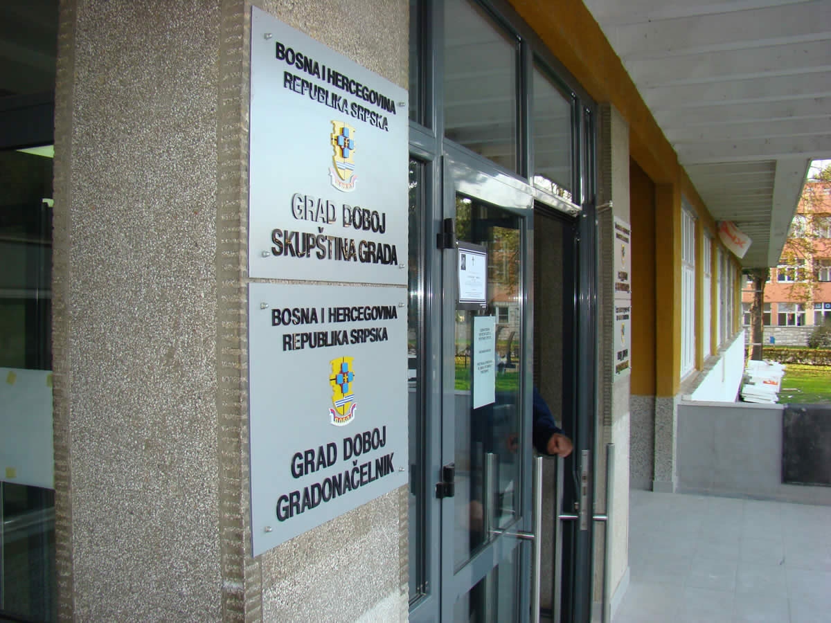 DOBOJ: Gradonačelnik plaća košenje betona? (FOTO)