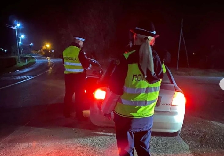 Dobojski policajci imali pune ruke posla: Za pola sata uhapsili DVA DROGIRANA PJEŠAKA i "mrtvog pijanog" biciklistu