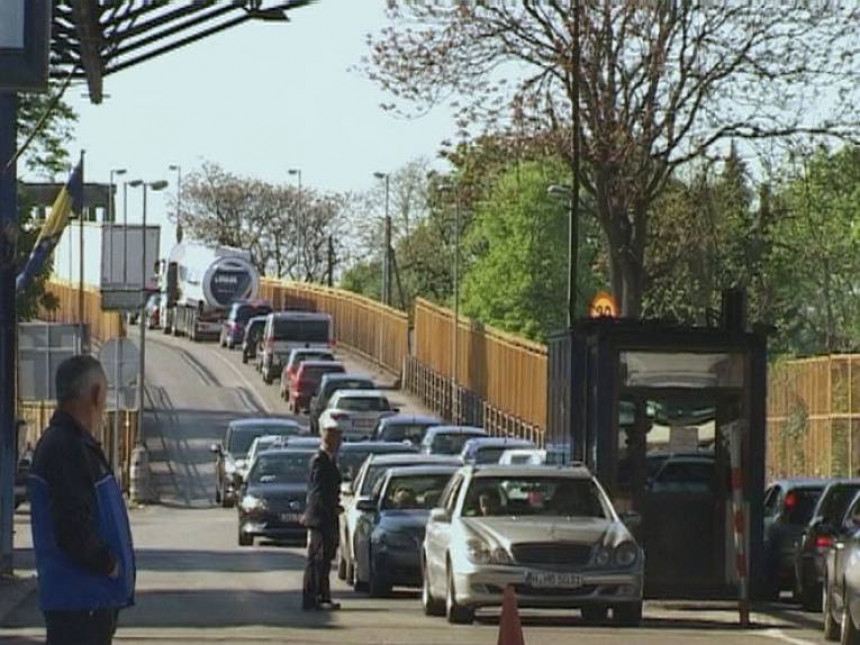 PUTEVI: Umjerena frekvencija vozila, kolone vozila na graničnom prelazu Gradiška