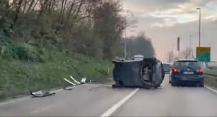SAOBRAĆAJNA NEZGODA KOD SKRETANJA ZA AUTOPUT: Prevrnuto vozio izazvalo zastoj!