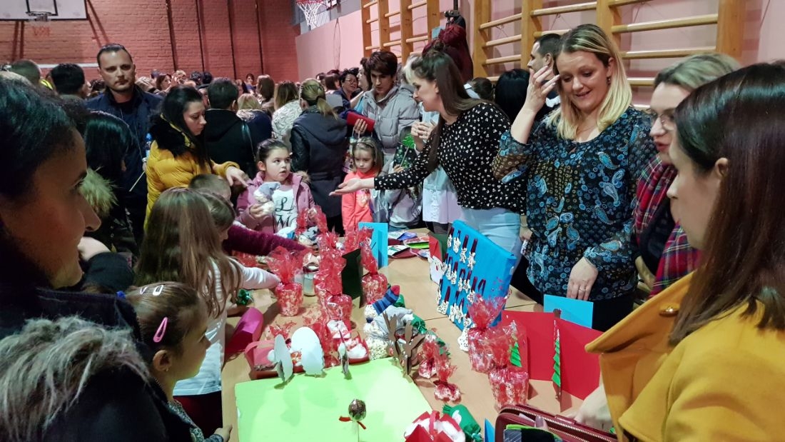 DOBOJ: Održan humanitarni novogodišnji bazar (FOTO)