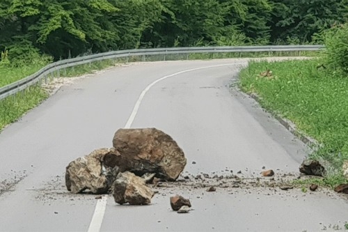 PUTEVI: Kolovozi suvi, mogući odroni zemlje i kamenja