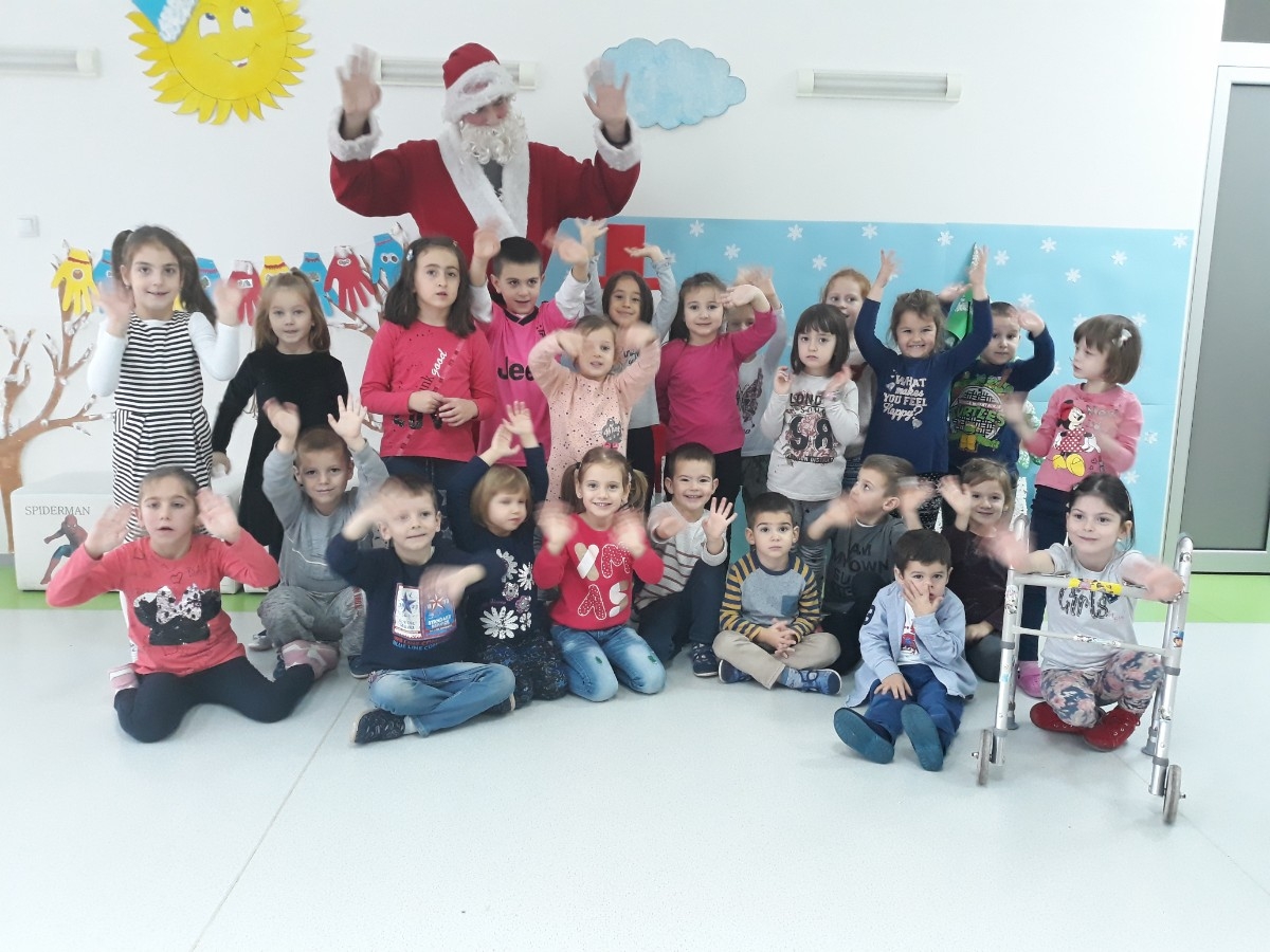 DOBOJ: Deda Mraz u Kutku za djecu (FOTO)