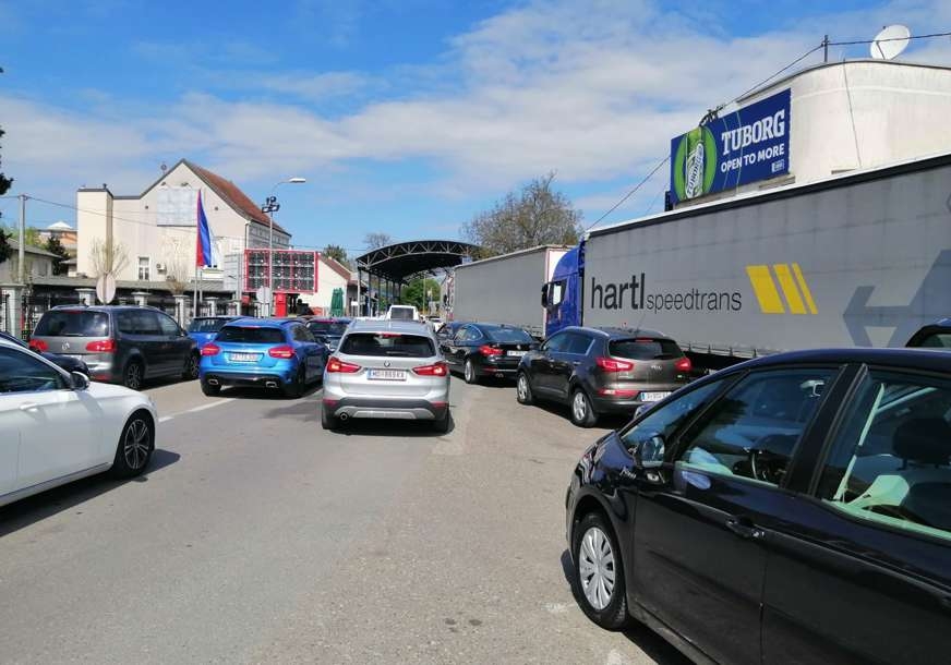 STANJE NA GRANIČNIM PRELAZIMA Gužva na ulazu u BiH u Gradišci i Brodu