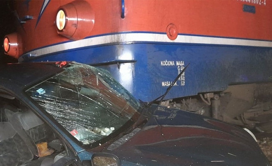 DOBOJ: Nema povrijeđenih u naletu teretnog voza na putnički automobil (VIDEO)