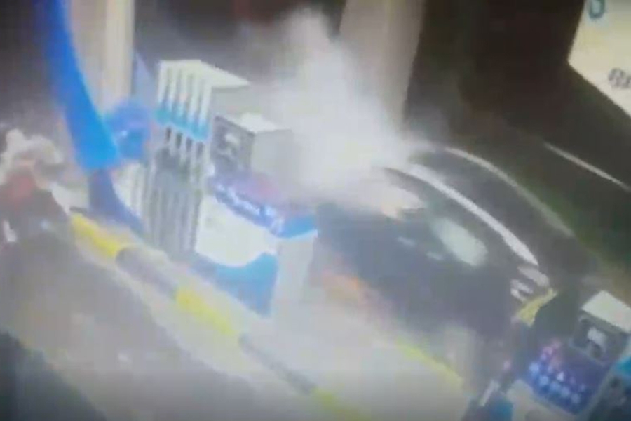 POLICIJA ĆUTI O NESREĆI KOD DOBOJA Autom se zakucali u pumpu, SNIMAK OTKRIVA UŽAS