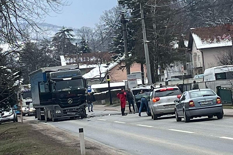 DETALJI NESREĆE KOD DOBOJA: Poginula žena, vozač u bolnici