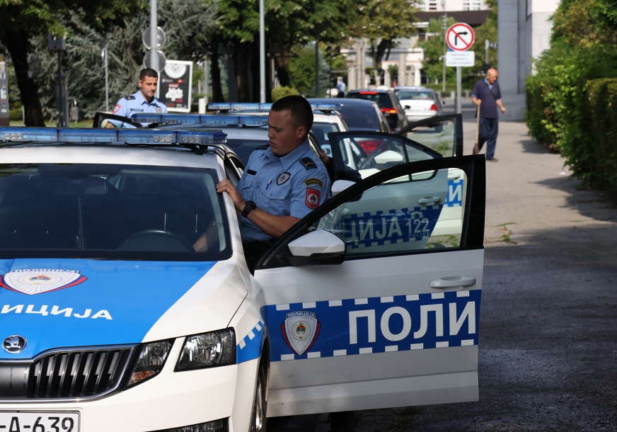 DOBOJ: Policija na nogama, oštećen automobil "BMW"