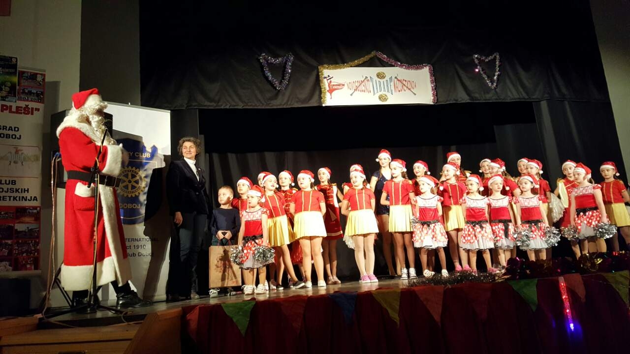DOBOJ: Novogodišnji kabare mažoretkinja (FOTO)