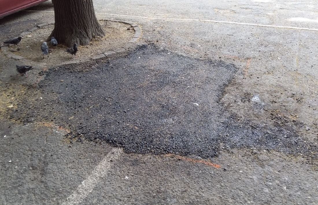 OVAKO TO RADE DOBOJSKI "GRADINARI": Lopatom asfaltiraju trotoare. (FOTO)