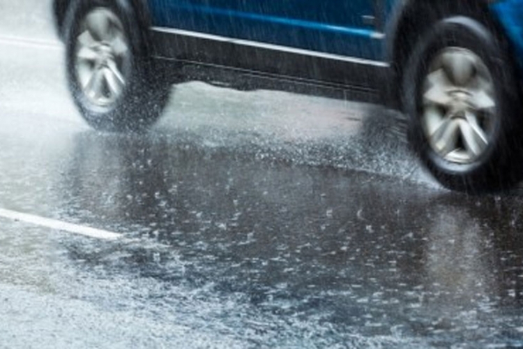 PUTEVI: U BiH se saobraća po pretežno mokrim kolovozima