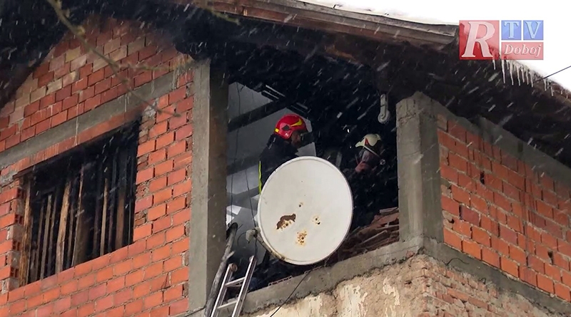 DOBOJ: Zapalilo se potkrovlje kuće (VIDEO)