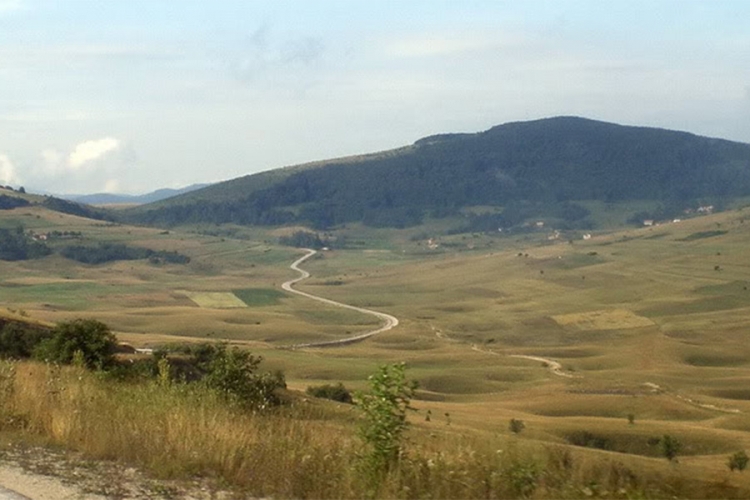 PUTEVI: Privremena obustava saobraćaja na putu Han Kola - Stričići zbog bojevog gađanja
