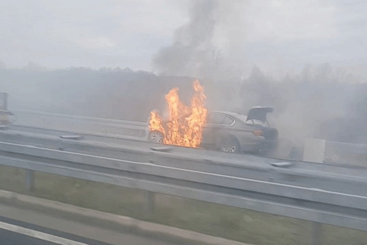 DOBOJ: Automobil se zapalio, vatra zahvatila prednji dio (VIDEO)