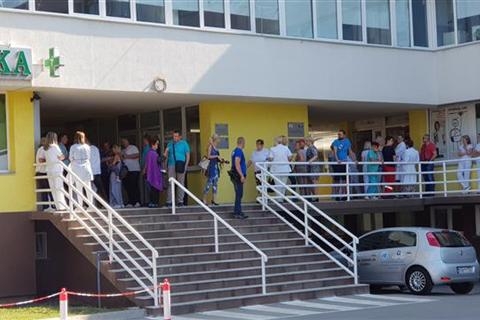 DOBOJ: Održan polučasovni štrajk upozorenja zdravstvenih radnika Doma zdravlja