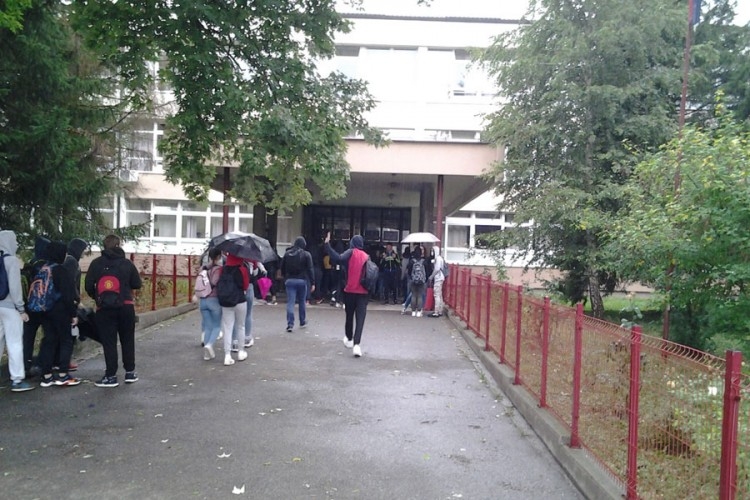 DOBOJ: Lažna dojava u SŠC, izmislio bombu da bi vidio djevojku