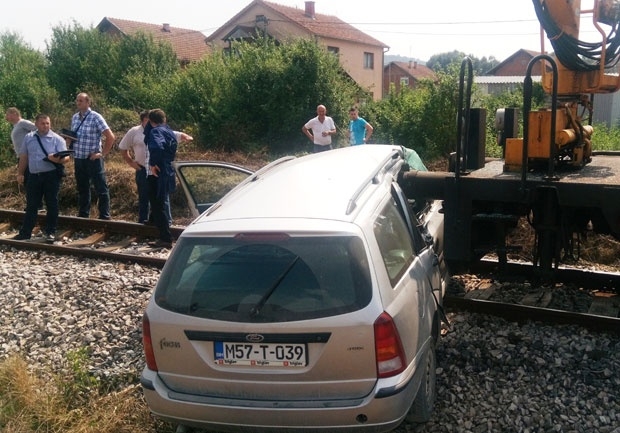 PUKOM SREĆOM IZBEGNUTA TRAGEDIJA: Sudar automobila i šinske mašine, jedna osoba povređena