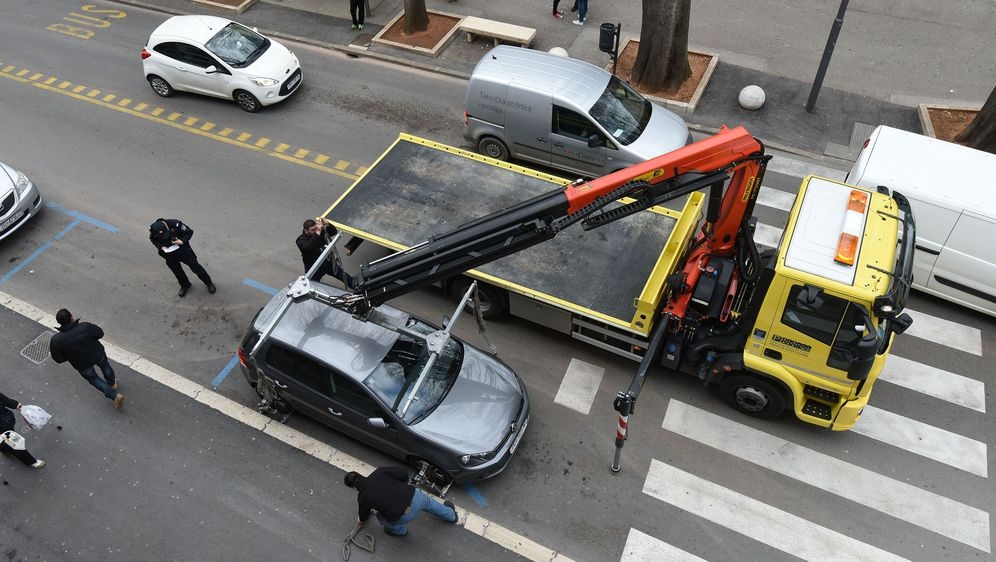 DOBOJ: „Pauk“ zbog nepropisnog parkiranja za dan pokupio 206 vozila