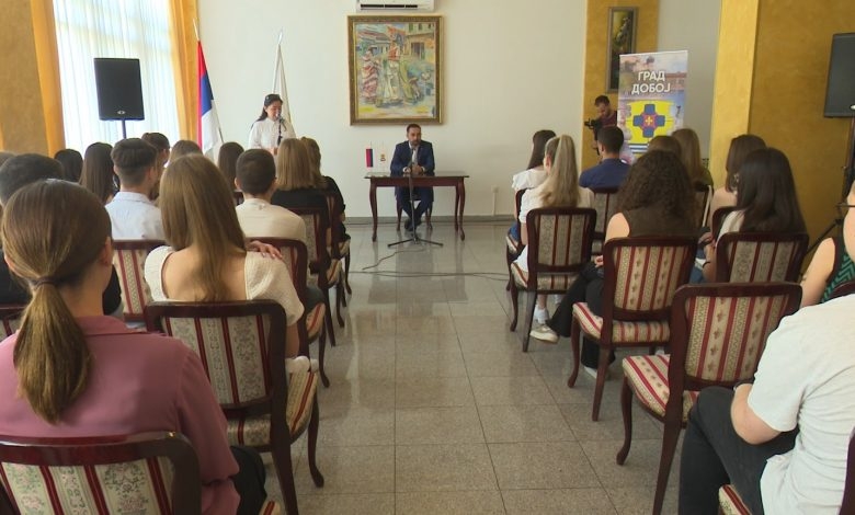 DOBOJ: Prijem kod gradonačelnika za vukovce osnovnih i srednjih škola (VIDEO)