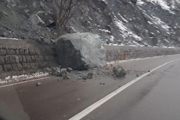 PUTEVI: Mjestimično klizavi kolovozi, mogućI odroni